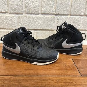 Nike boys basketball shoes size 3